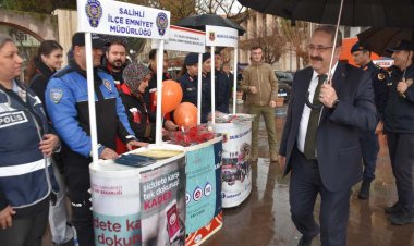 Salihli Kaymakamı Mehmet Kâmil SAĞLAM 8 Mart Dünya Kadınlar Günü Standını Ziyaret Etti