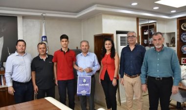 LGS Türkiye Birincisi Onur Önder, Salihli Belediyesi’nde Ağırlandı