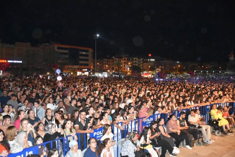 Salihli’de Kurtuluş Coşkusu Afra Konseriyle Sürdü
