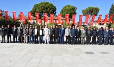 AK Parti Salihli Teşkilatı’ndan Muhtarlar Günü Törenine Katılım